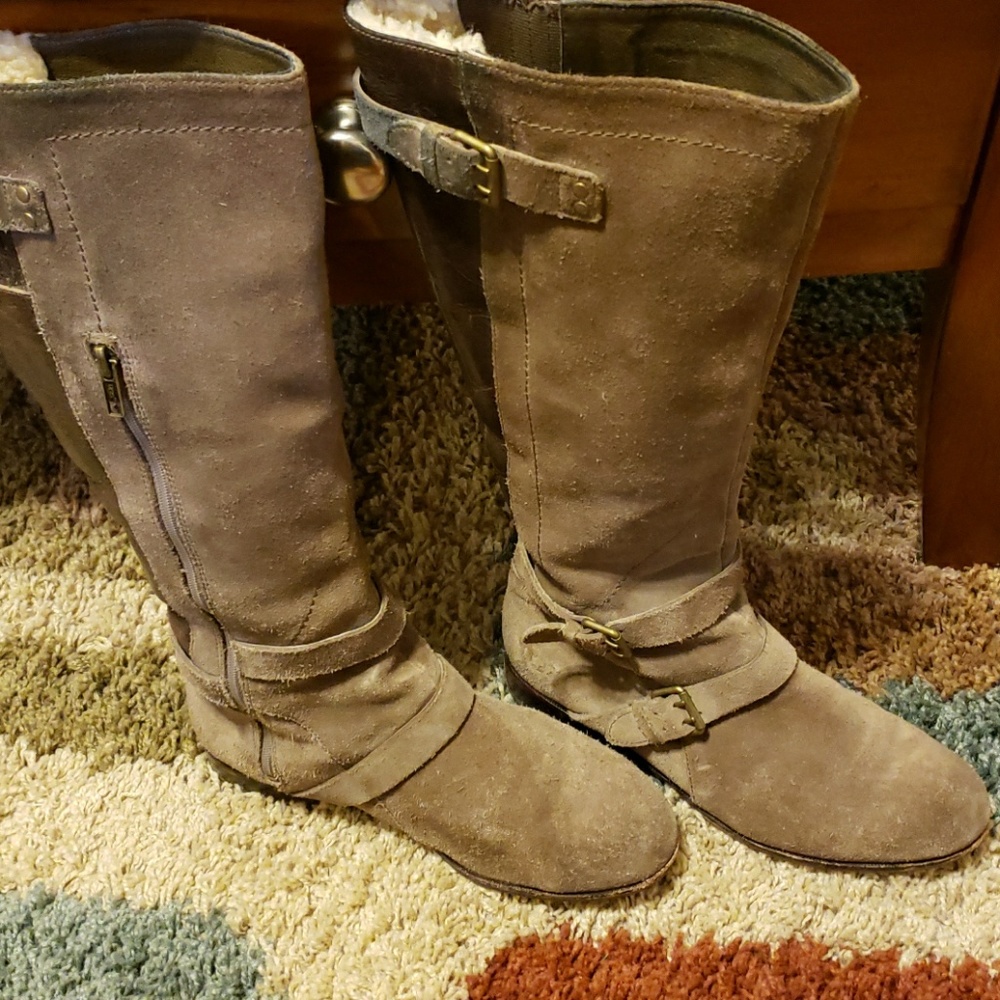 Uggs light brown boots w leather down the back